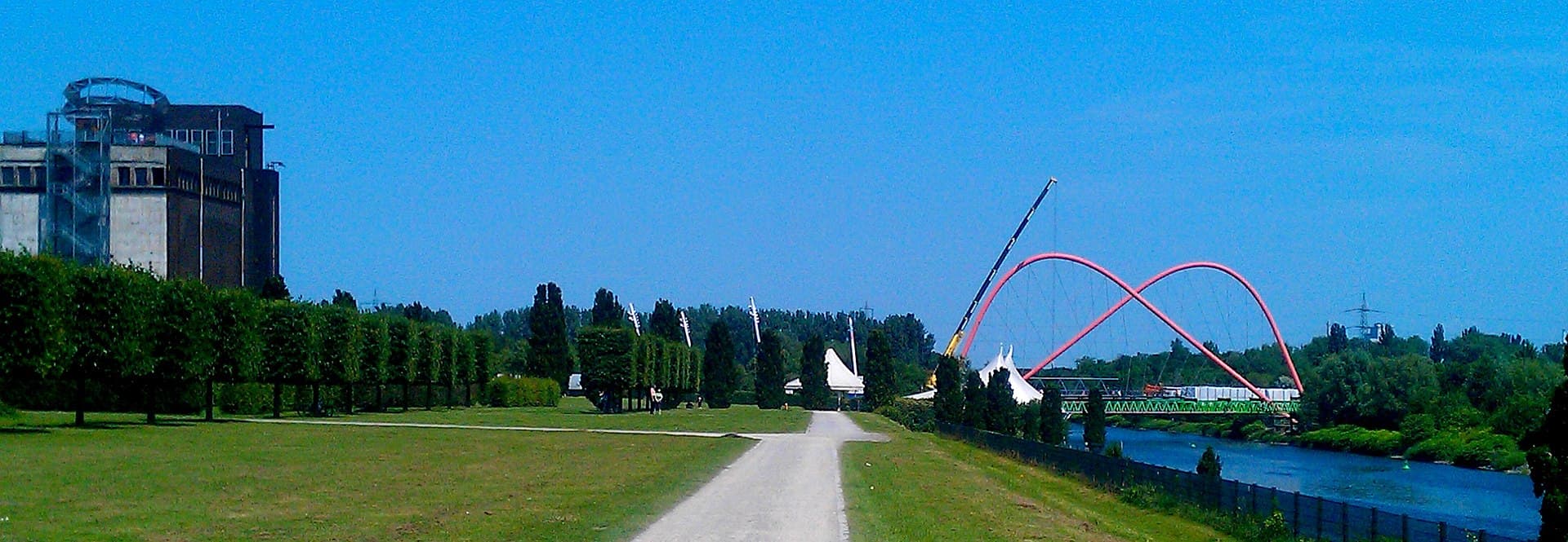 Nordsternpark in Gelsenkirchen mit der roten Doppelbogen-Brücke